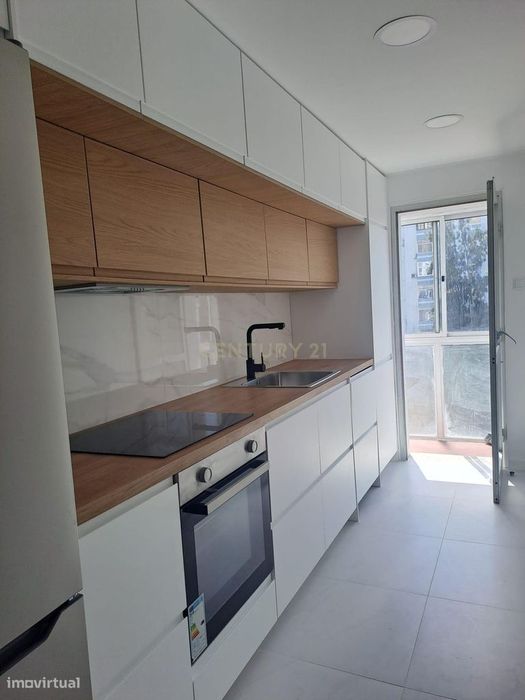 T2 Totalmente Remodelado em Almada | Luminosidade, Conforto e Localiza