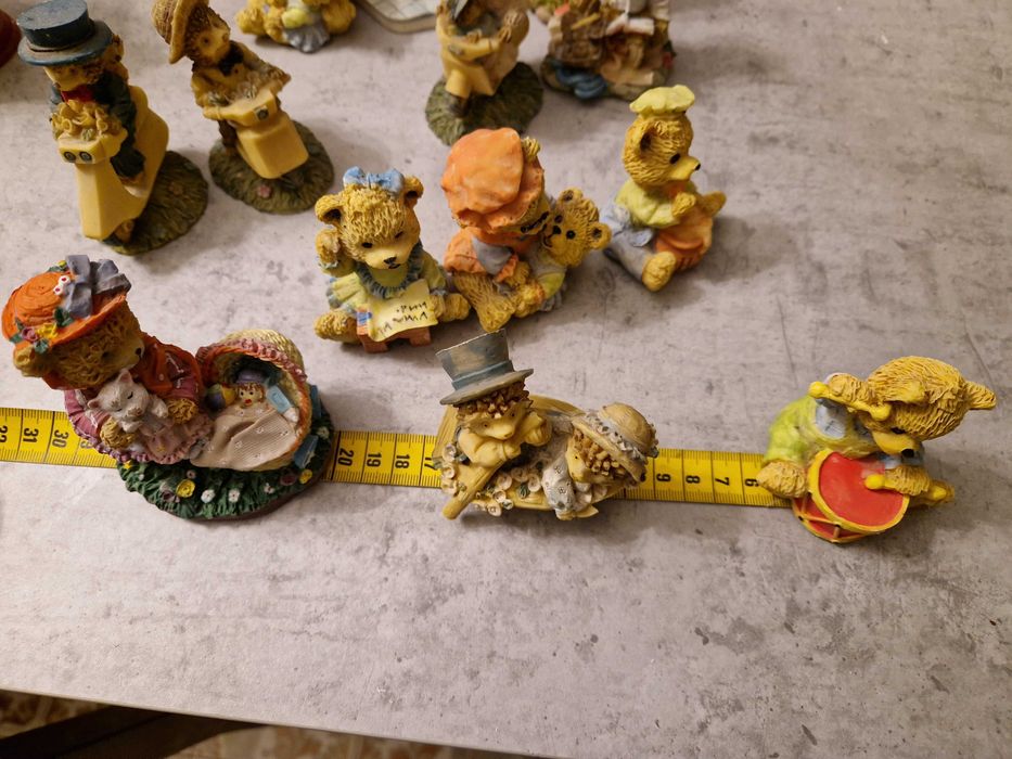 Vários bonecos de ursinhos em marfinite