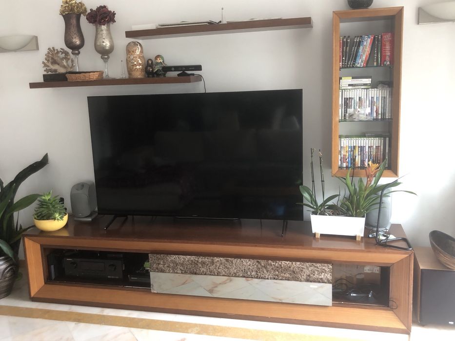 Móvel de televisão e prateleiras