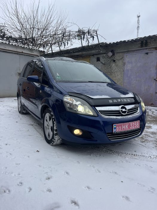 Модельний ряд 2010р. Чудовий 7ми місний автомобіль, який підійде як для сімейних подорожей, так й для бізнесу! 
Максимальна комплектація!!! Панорама, ШКІРА, заводський ксенон в лінзованій оптиці яка повертає за кермом, омивач фар, чорна панель, двох зона кліма(заправлена та працює), круїз, парктроники в круг, кольоровий заводський великий дисплей і т д… ПРАЦЮЄ ВСЕ!!! На даний час в Україні єдина в продажі на такій комплектації!!!
Свіжопригнана, розмитнена та сертифікована, в наявності дійсний TUV, нашими дорогами не їздила! Самий надійний, самий потужний та в один час економний мотор на 150 кінських сил! По щепленню зауваження не має!!! Ходова частина без зайвих звуків! Встановлені всі нові тормозні диски (ще в Німеччині)! Кузов не гнилий та не ржавий, жоден болтик не крутився, має один косметичний підкрас правої задньої дверки(скло на ній рідне)! Салон не порваний та не подраний, все працює!!! Щойно Затонована плівкою США!
Зимова гума на оригінальних титанових дисках! Літня гума в якості торгу! Обслужена (Масло, антифриз,та всі фільтра замінені)!!! Готовий їхати на любе СТО!
Аргументований торг!