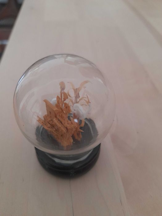 Globo com escultura chinesa