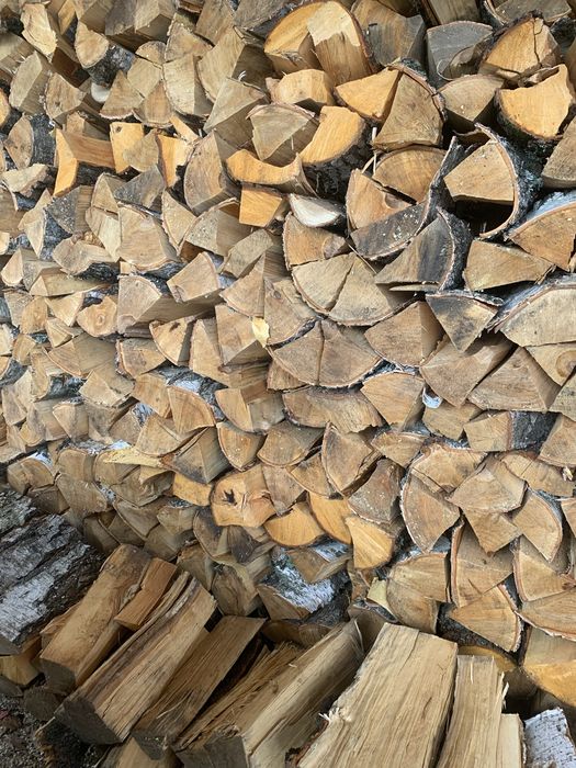 Дрова колоті укладені