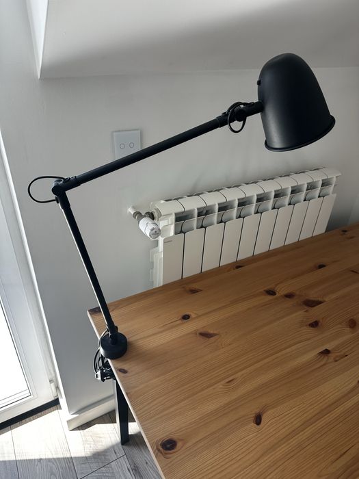Zestaw Biurko Arkelstorp + krzeslo obrotowe + lampka