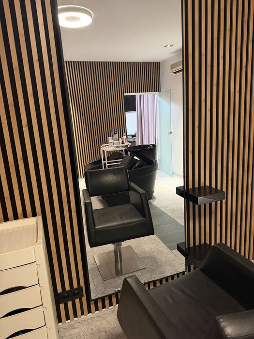 Salon fryzjerski stanowisko fryzjerskie, miejsce dla stylistki paznokci - Widok 3