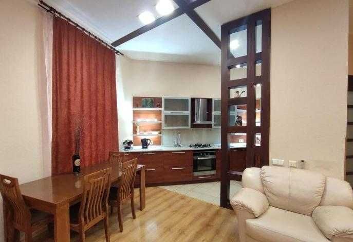 Подобово 3 к Майдан, вул. Софіївська 4.