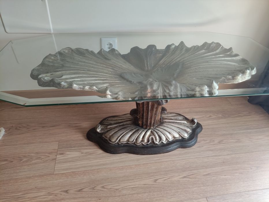 Mesa de centro em vidro e detalhes dourados
