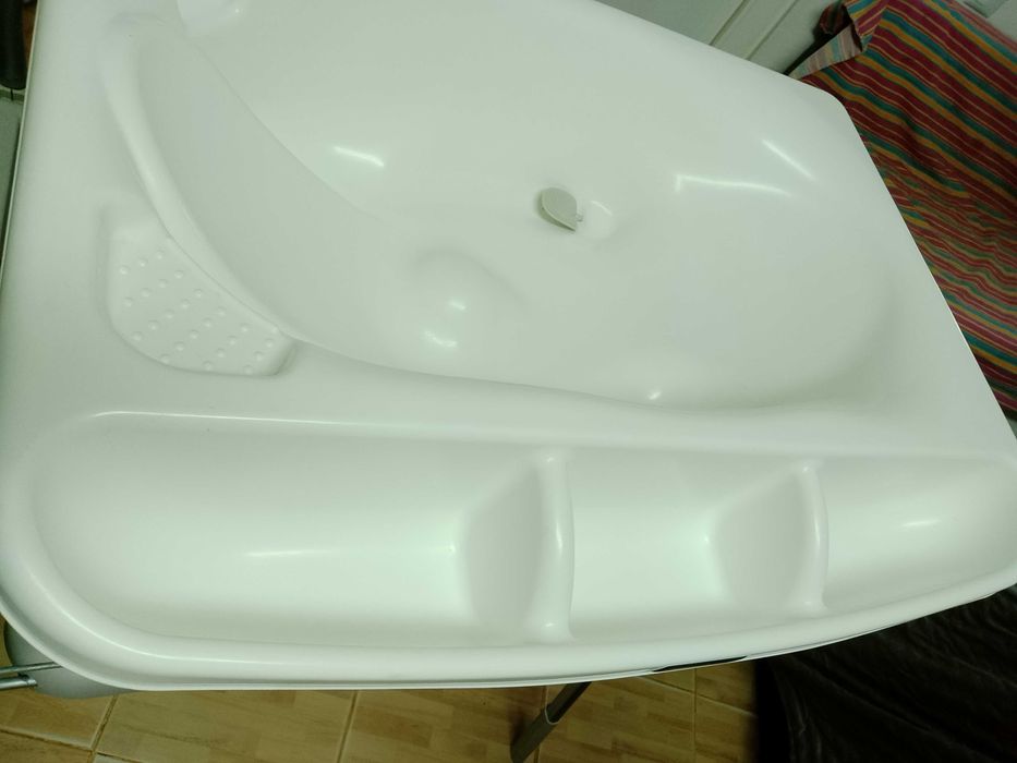 Banheira bebé com suporte e arrumação em bom estado