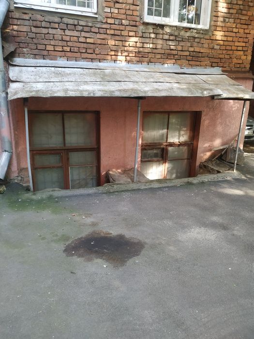 Свое нежилое помещение в жилом доме в центре.