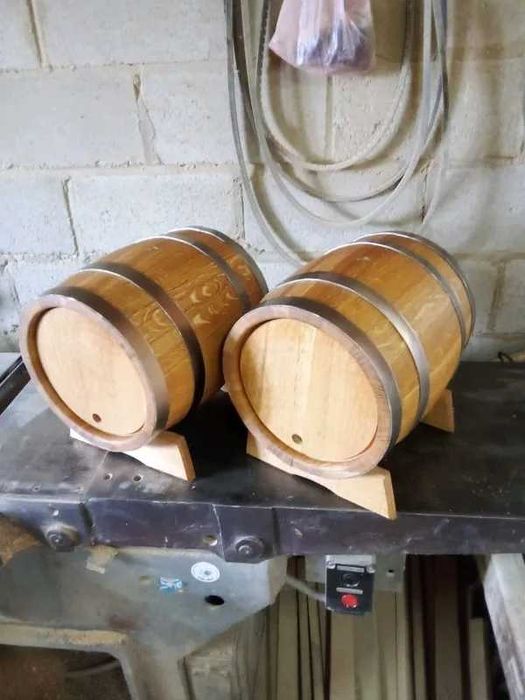 Дубові бочки для вина та коньяку з колотого дуба