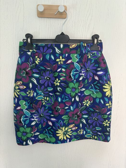 Krotka kwiecista spodnica mini