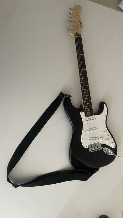Guitarra elétrica Squier Bullet Strat by Fender + correia — 145€ negociáveis”