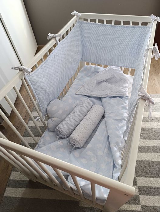 Berço com oferta de colchão com forra e conjunto de menino