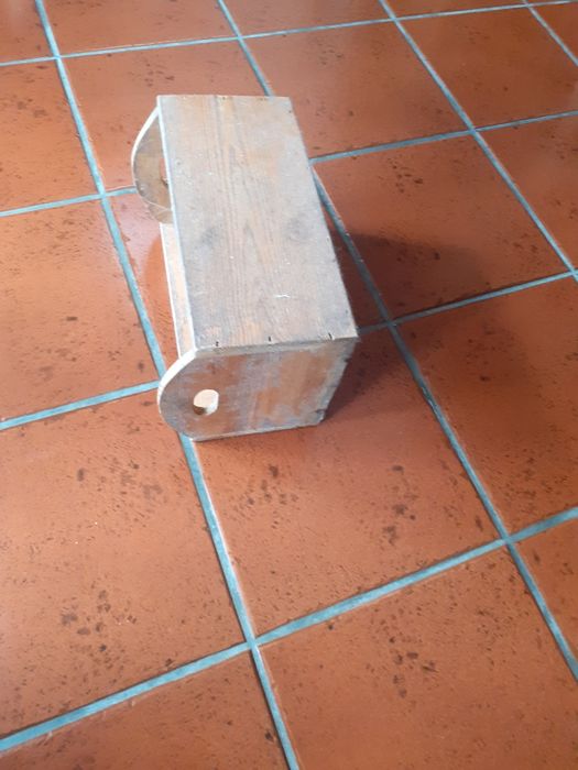 Caixa de madeira  de  pinho, 35x22x17cm.