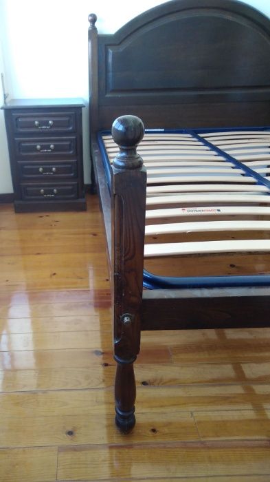 Cama,mesas de cabeceira,estrado pikolin,colchão pikolin, roupeiro.