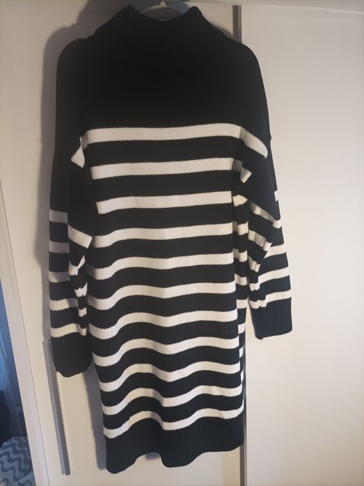 Dzianinowa sukienka w pasy