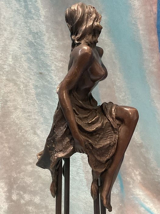 Escultura mulher em cadeira bronze 29 cm