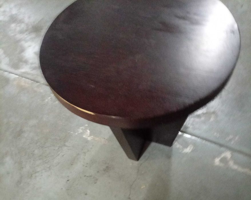 mesa de apoio em madeira escura