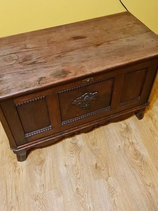 Piękny rzeźbiony kufer