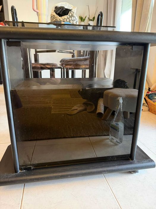 Caixa de vidro usada, com estrutura preta