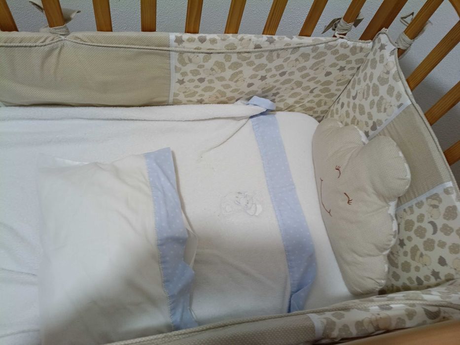 Cama de bebé com colchão e proteção lateral, com muito pouco uso