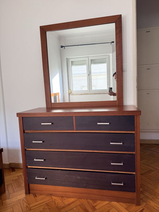 Conjunto de Quarto em Madeira semi-novo (Cama, Cómoda com Espelho, Roupeiro e 2 Mesas de Cabeceira)