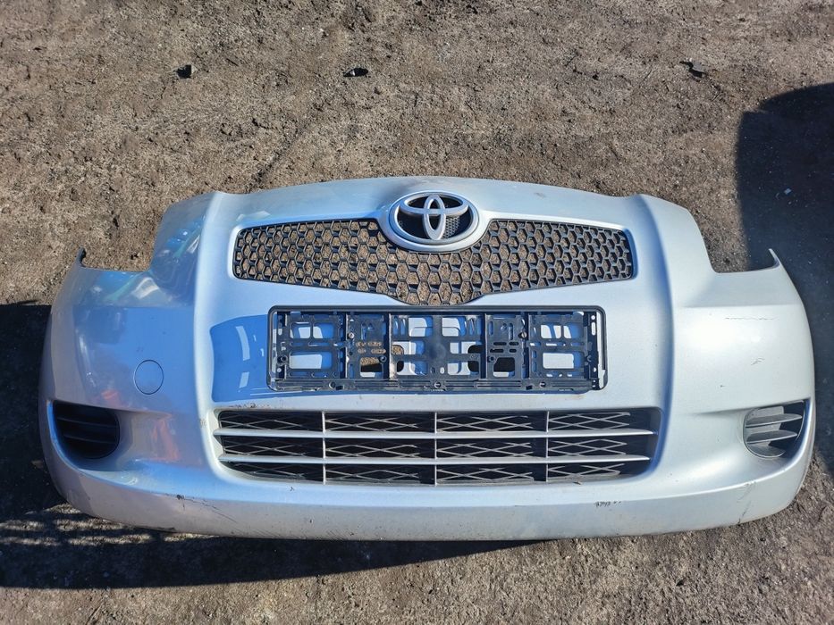 Toyota Yaris 2 II zderzak przód srebrny 1E7
