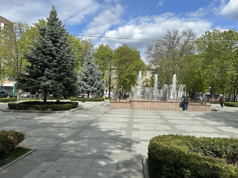 Продаж 2 кімнатної квартири 1 поверх (можливо під офіс), сквер Бабаєва ,центр міста паркова зона