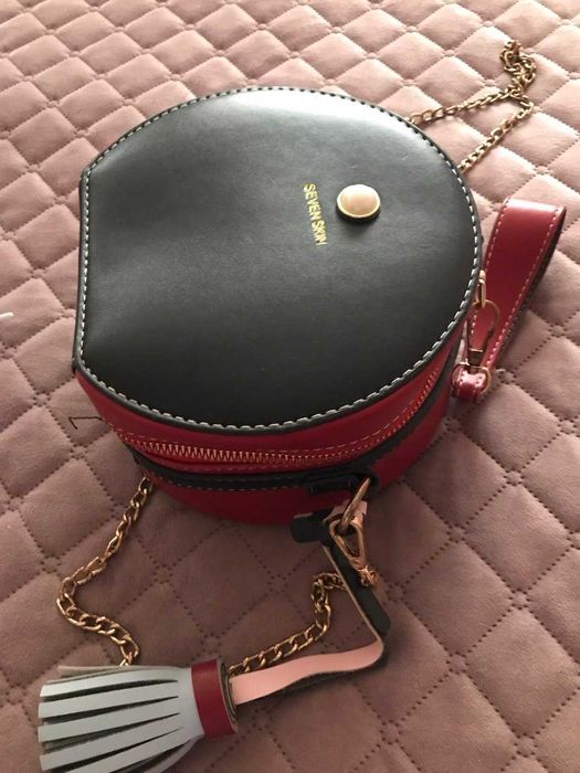 ЖІНОЧА КРУГЛА СУМКА ; червоно-чорна;довгий ремінець-ланцюжок;крос боді