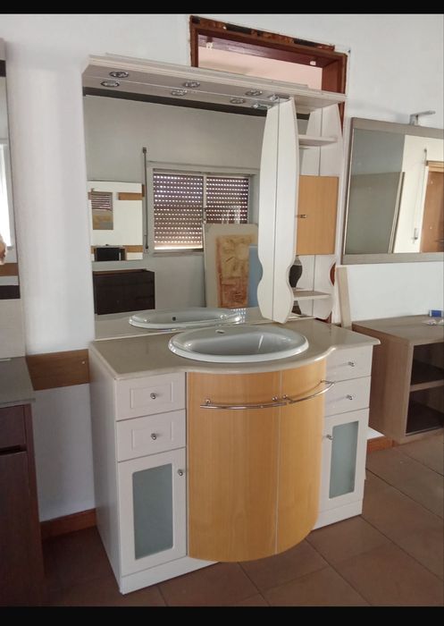 Móvel de Casa de Banho Moderno Completo (Design Curvo, Pedra e Espelho c/ Luzes)