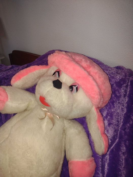 Peluche branco e cor-de-rosa com boné