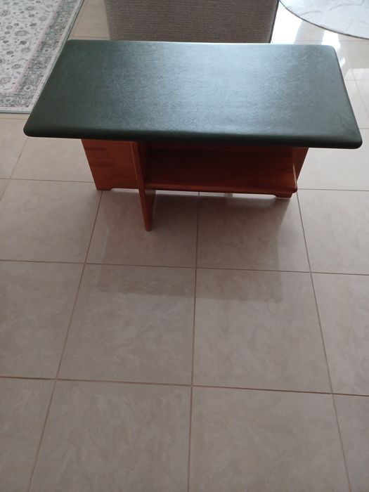 Mesa de madeira com tampo forrado