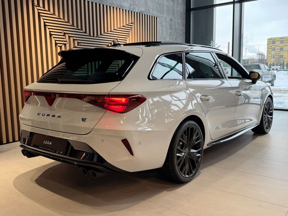 Cupra Leon Sportstourer VZ 333KM 4Drive Glacial White Black Edition: Panorama, MatrixLED!