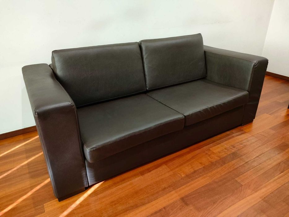 Sofá castanho escuro em pele sintética - 3 lugares