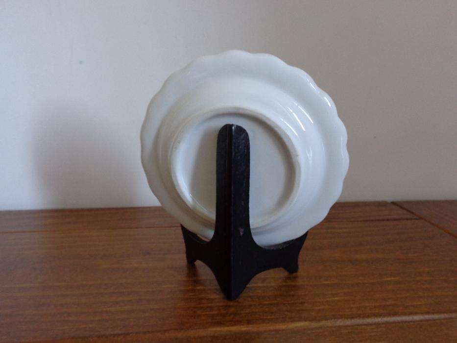 Prato em porcelana pintada à mão