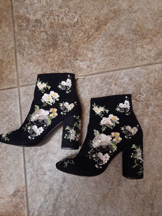 Buty w kwiaty wyszywane