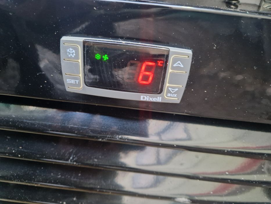 Lodówka witryna chlodnicza gastronomiczna GGG