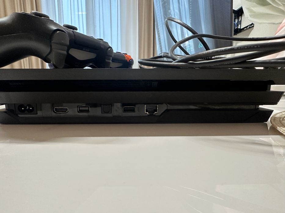 Sony PlayStation 4 Pro 1TB + 2 джойстики, робочий стан, версія пз 11.50