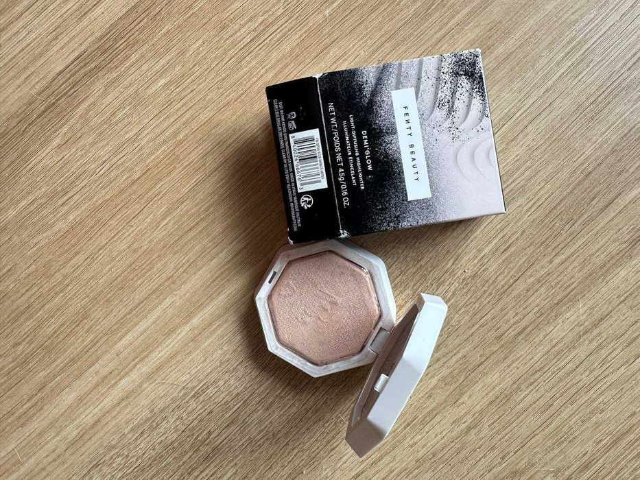 Fenty Beauty Highlighter Demi Glow Light rozświetlacz, 01 Pretty Purlz