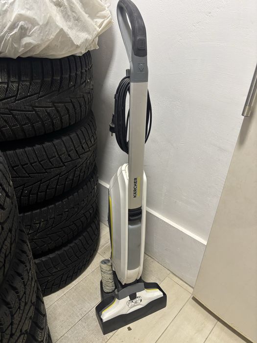 Миючий пилосос-швабра Karcher