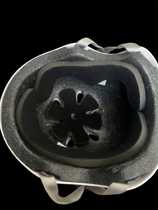 Kask biały.