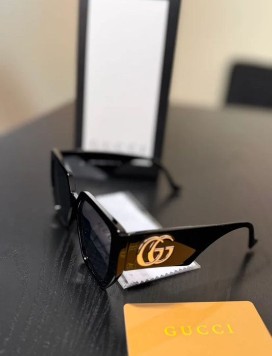 Okulary przeciwsłoneczne Gucci z etui