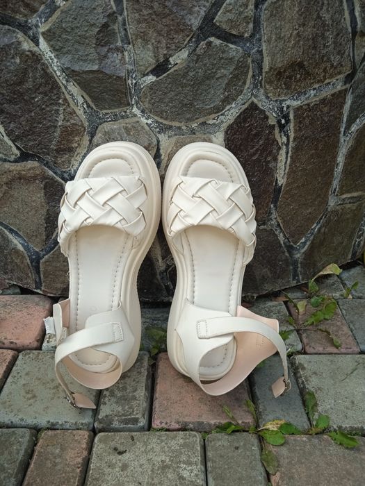 Продам білі босонішки