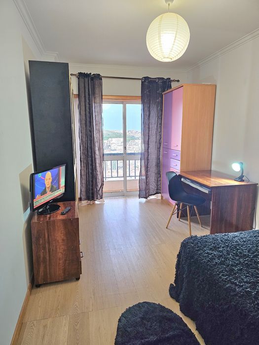 Alugo quarto espaçoso mobilado com tv e varanda