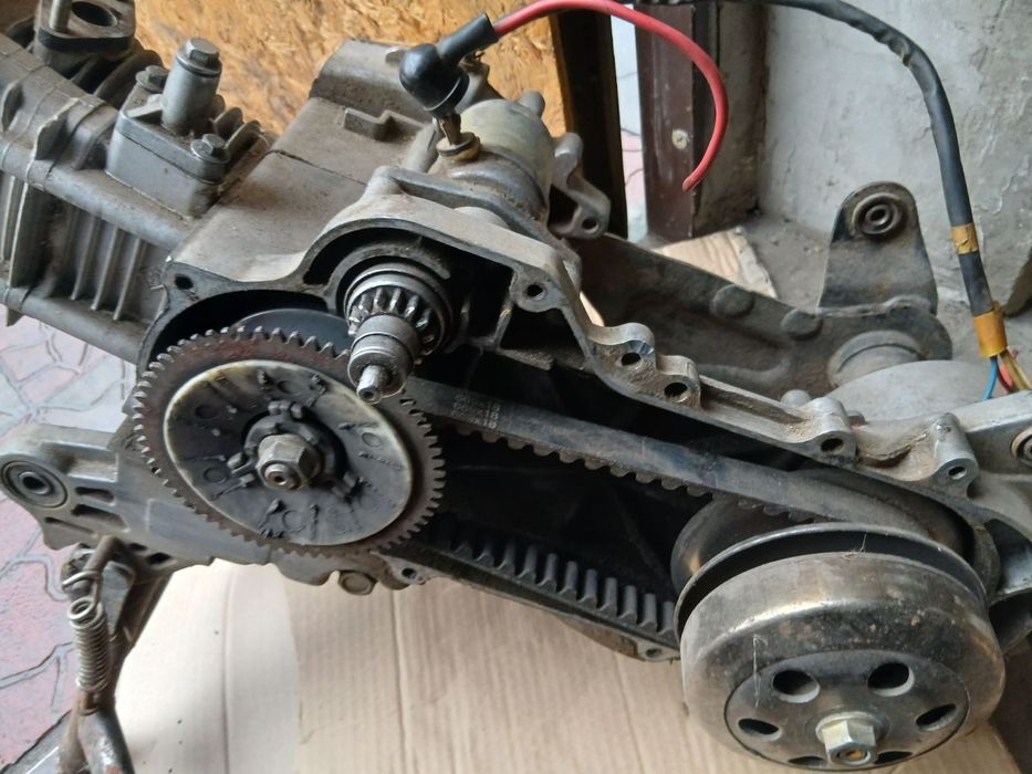 Запчастини двигуна ,колеса,пластик 4т.  Китайського Скутера