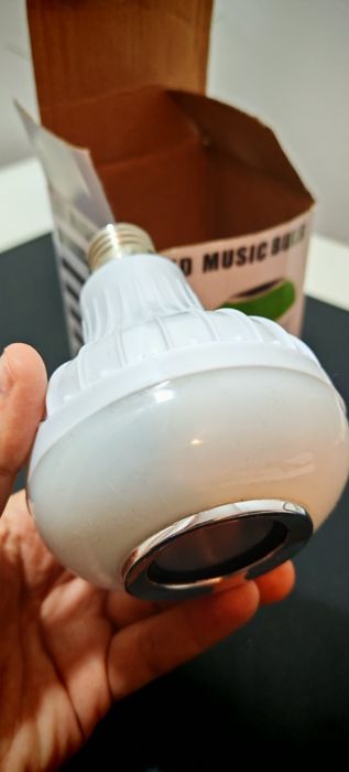 Lâmpada com coluna Bluetooth