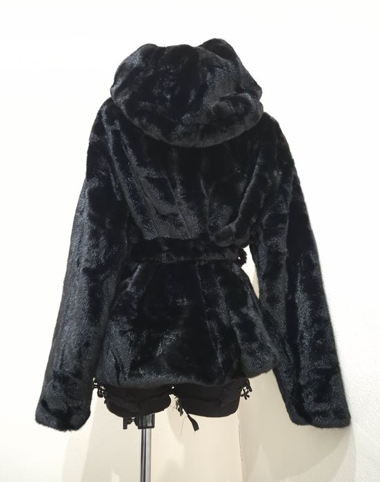 Płaszczyk czarne futerko z paskiem kaptur ozdobna broszka uni