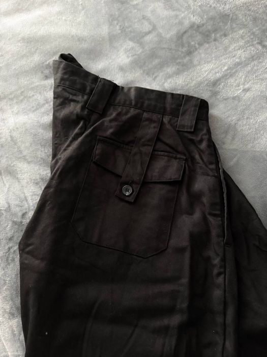 Жіночу брюки чорного кольору