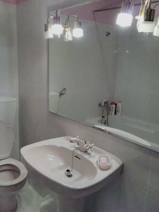 Quarto mobilado no centro.