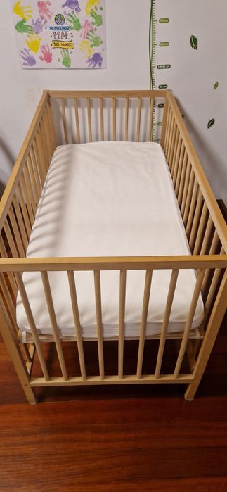 Berço + colchão + roupa + acessórios