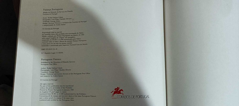 Livro com selos de coleção